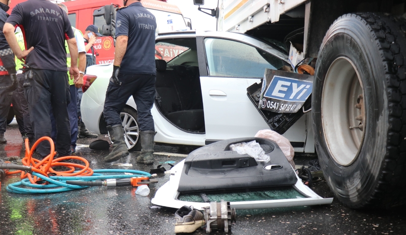 Otomobil, yan dönen kamyona ok gibi saplandı: 1 ölü 4 yaralı