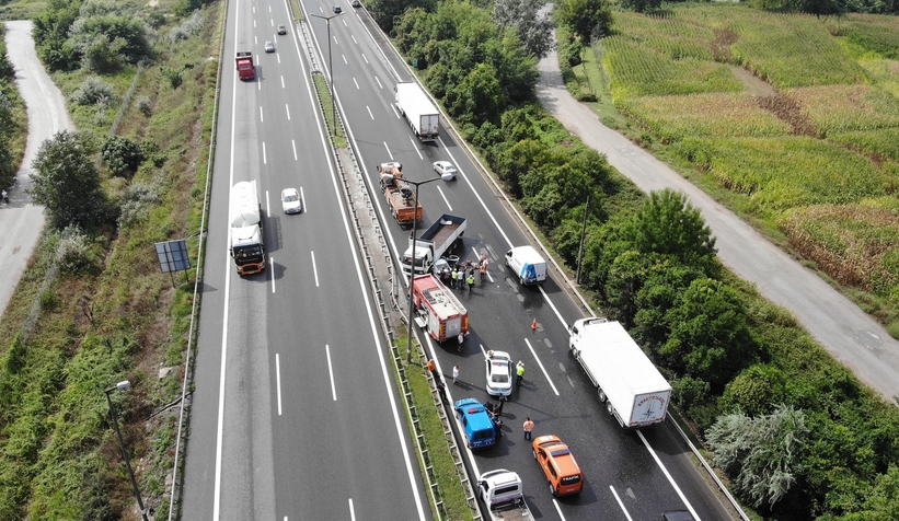 Otomobil, yan dönen kamyona ok gibi saplandı: 1 ölü 4 yaralı