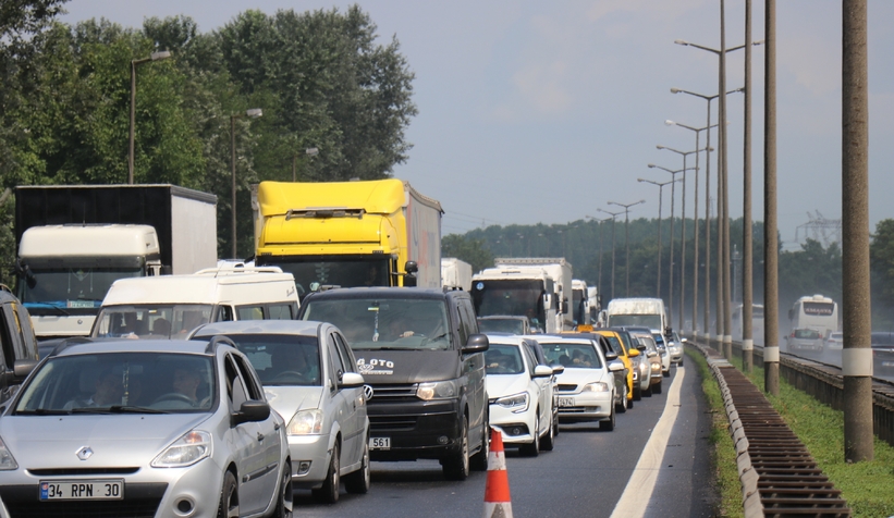 Otomobil, yan dönen kamyona ok gibi saplandı: 1 ölü 4 yaralı