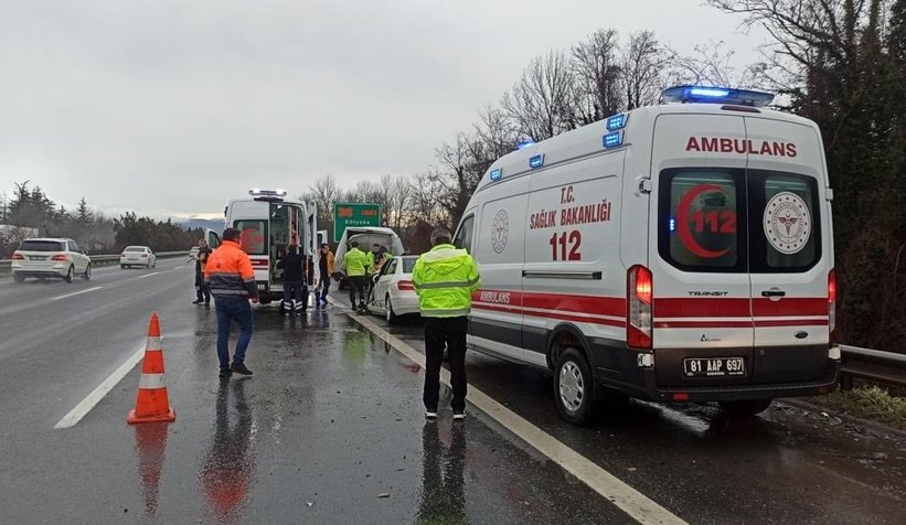 TEM otoyolunda iki araç çarpıştı: 2 yaralı