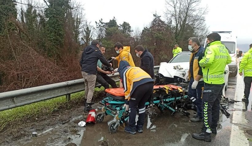 TEM otoyolunda iki araç çarpıştı: 2 yaralı