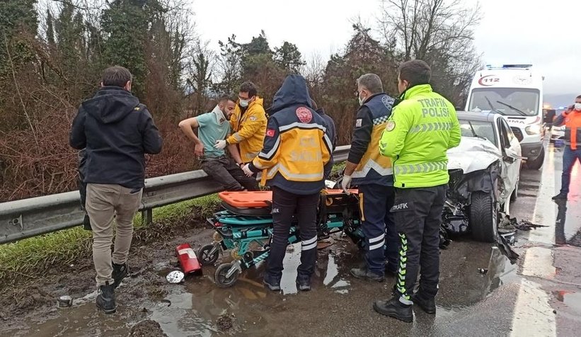 TEM otoyolunda iki araç çarpıştı: 2 yaralı