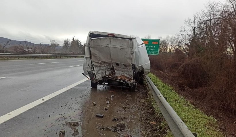 TEM otoyolunda iki araç çarpıştı: 2 yaralı