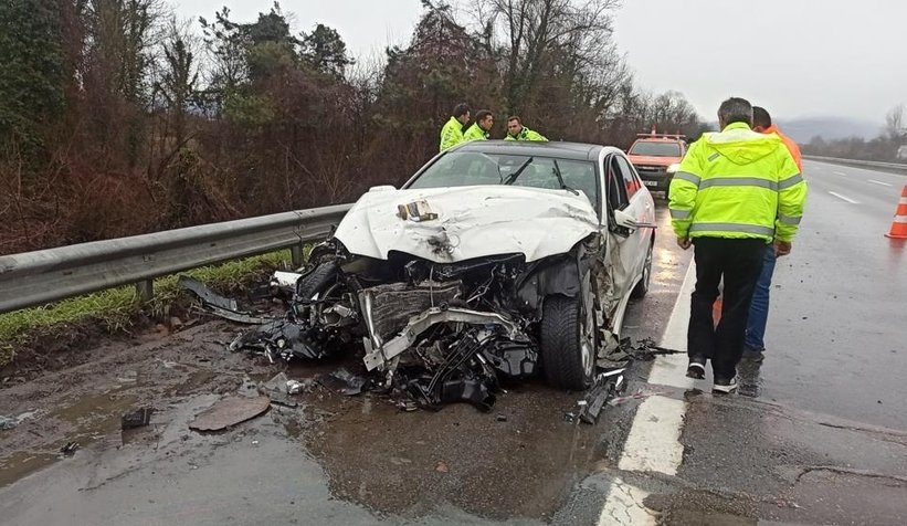 TEM otoyolunda iki araç çarpıştı: 2 yaralı
