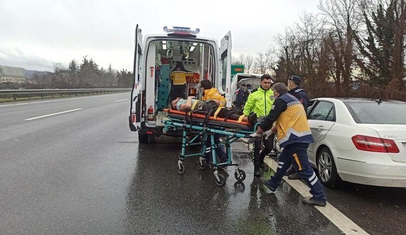 TEM otoyolunda iki araç çarpıştı: 2 yaralı