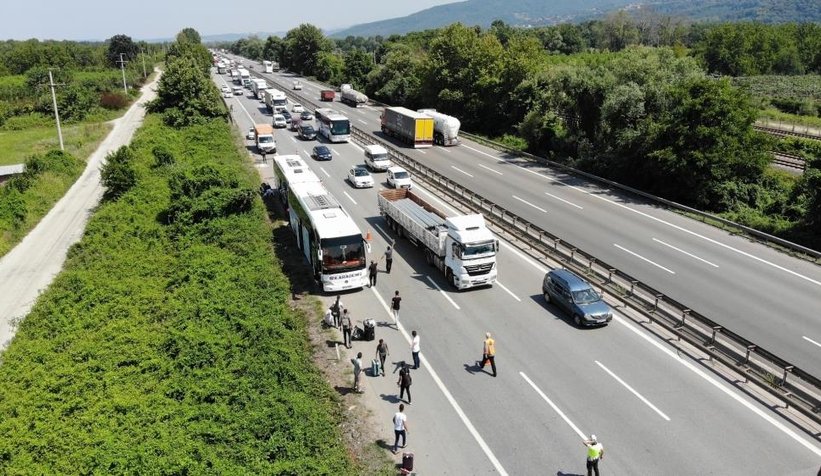 TEM Otoyolu’nda iki yolcu otobüsü çarpıştı: 4 yaralı
