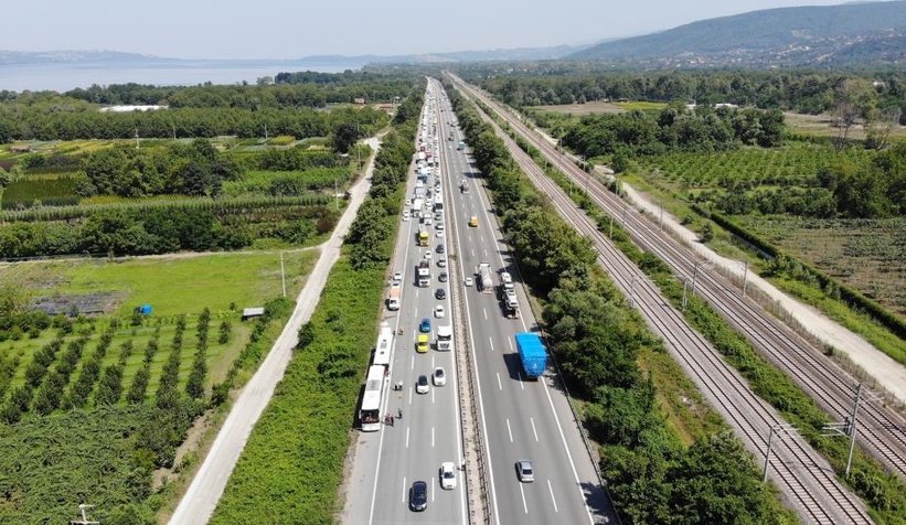 TEM Otoyolu’nda iki yolcu otobüsü çarpıştı: 4 yaralı