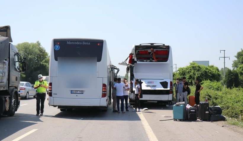 TEM Otoyolu’nda iki yolcu otobüsü çarpıştı: 4 yaralı