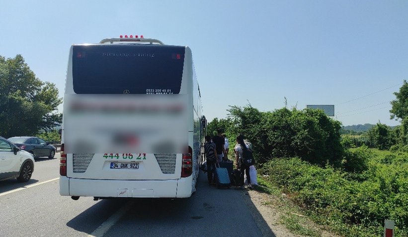 TEM Otoyolu’nda iki yolcu otobüsü çarpıştı: 4 yaralı