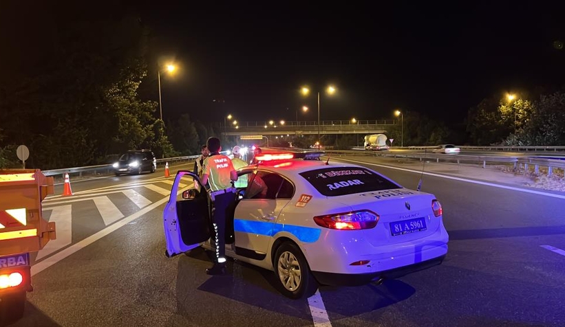 TEM otoyolunda tır devrildi, yol trafiğe kapandı