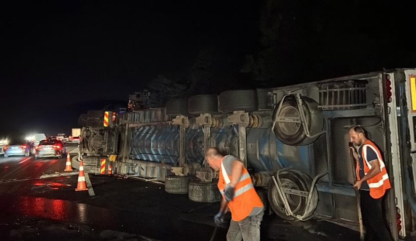 TEM otoyolunda tır devrildi, yol trafiğe kapandı