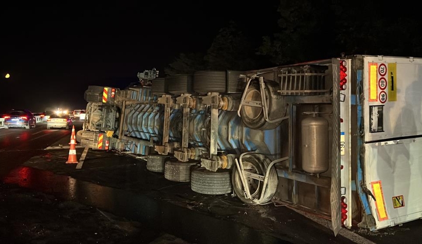 TEM otoyolunda tır devrildi, yol trafiğe kapandı