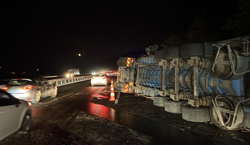 TEM otoyolunda tır devrildi, yol trafiğe kapandı