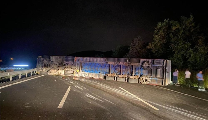 TEM otoyolunda tır devrildi, yol trafiğe kapandı