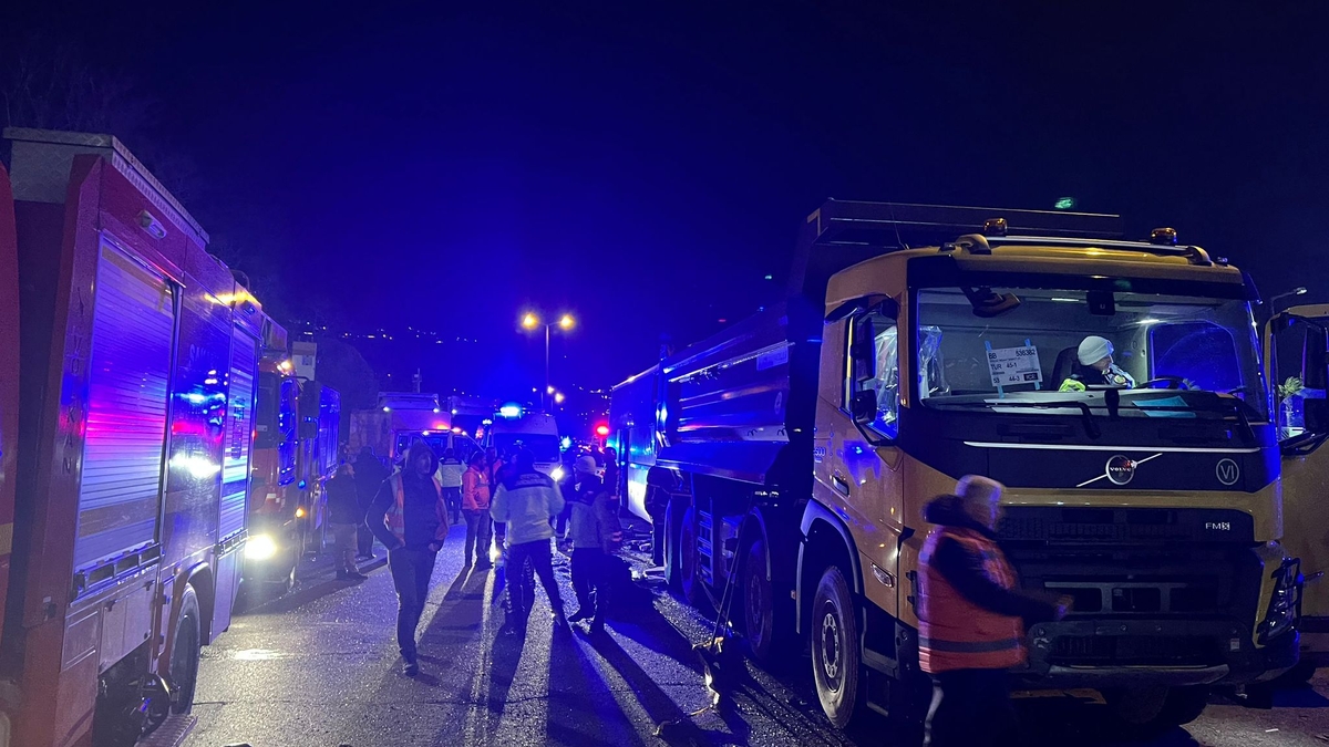 Otoyolda zincirleme kaza: 1 ölü, 27 yaralı