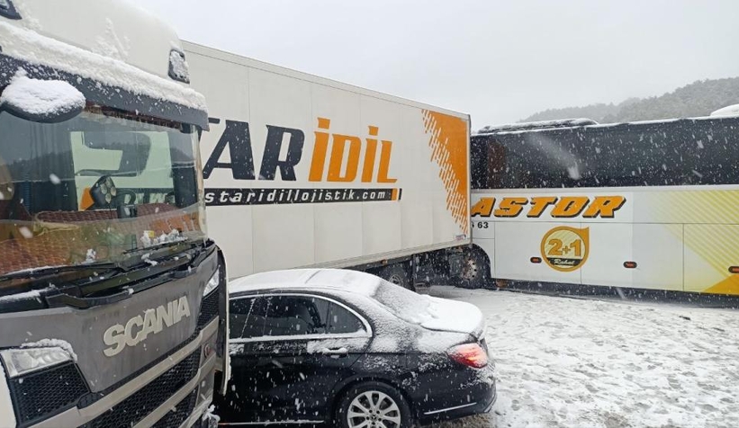  TEM Otoyolunda zincirleme kaza: 5 yaralı