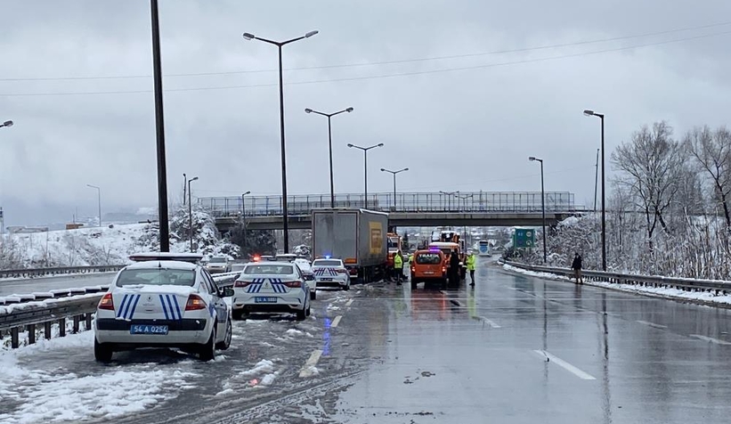 tem-sakarya-gecisinde-zincirleme-kazav01su1bjqt