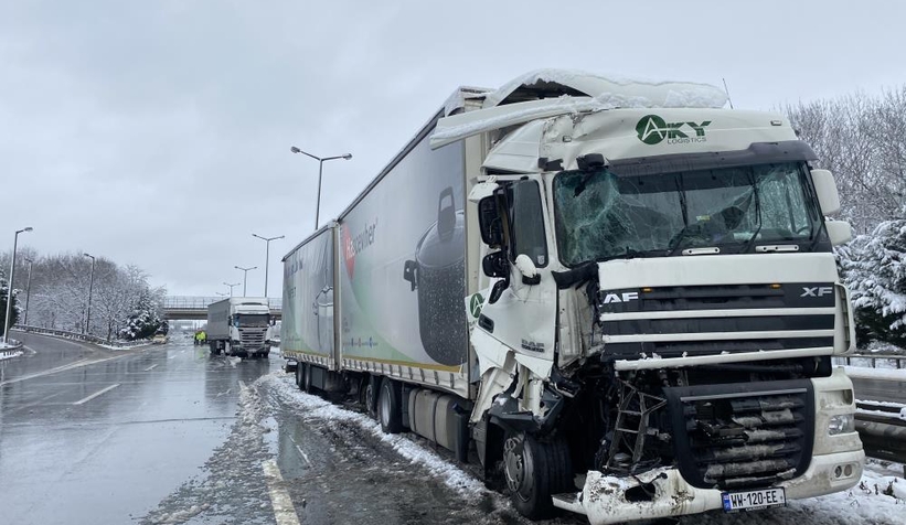 tem-sakarya-gecisinde-zincirleme-kazav01su1bjqt