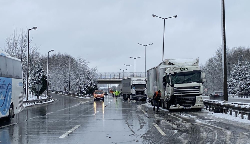 tem-sakarya-gecisinde-zincirleme-kazav01su1bjqt