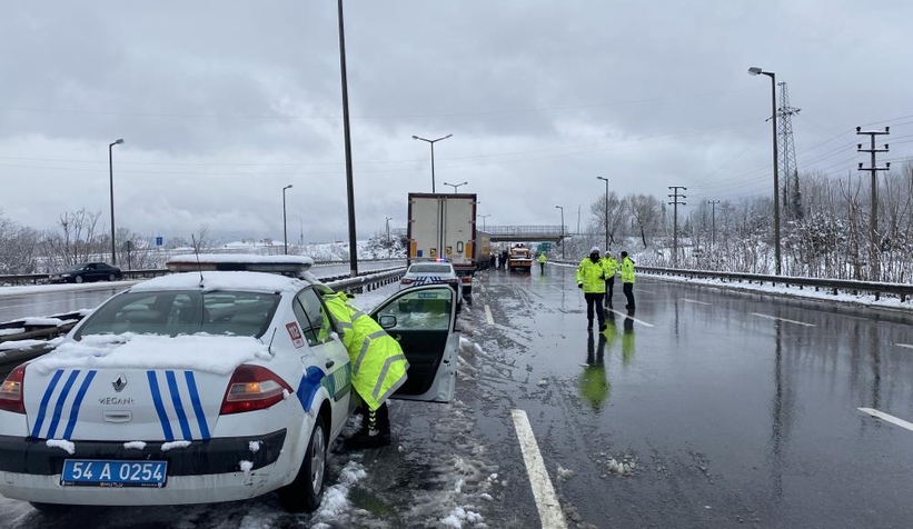 tem-sakarya-gecisinde-zincirleme-kazav01su1bjqt