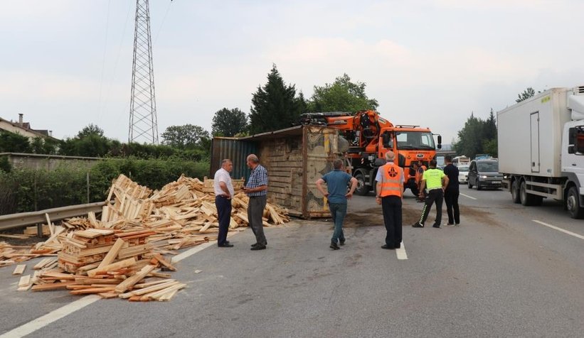 TEM’de 13 araç birbirine girdi: 5 yaralı