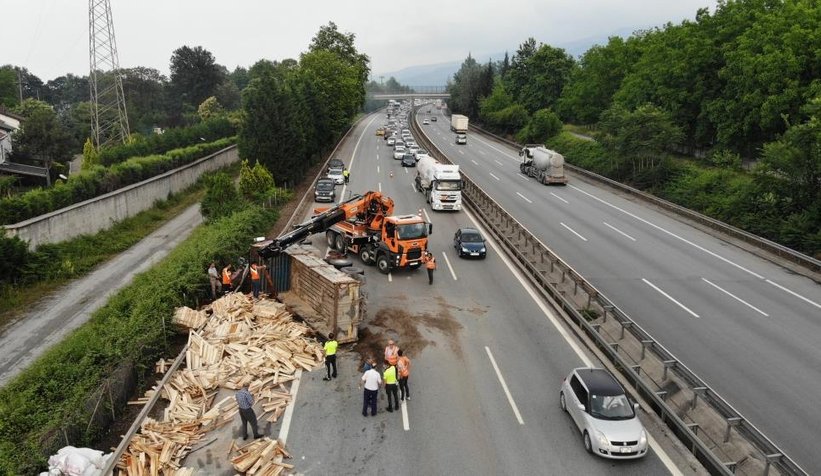 TEM’de 13 araç birbirine girdi: 5 yaralı