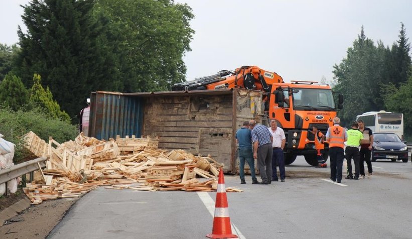TEM’de 13 araç birbirine girdi: 5 yaralı