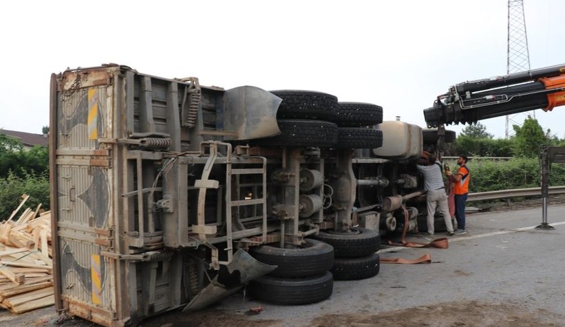 TEM’de 13 araç birbirine girdi: 5 yaralı