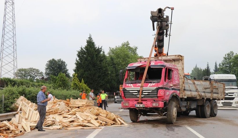 TEM’de 13 araç birbirine girdi: 5 yaralı