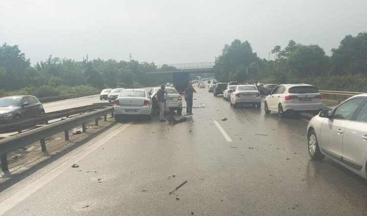 TEM’de 13 araç birbirine girdi: 5 yaralı