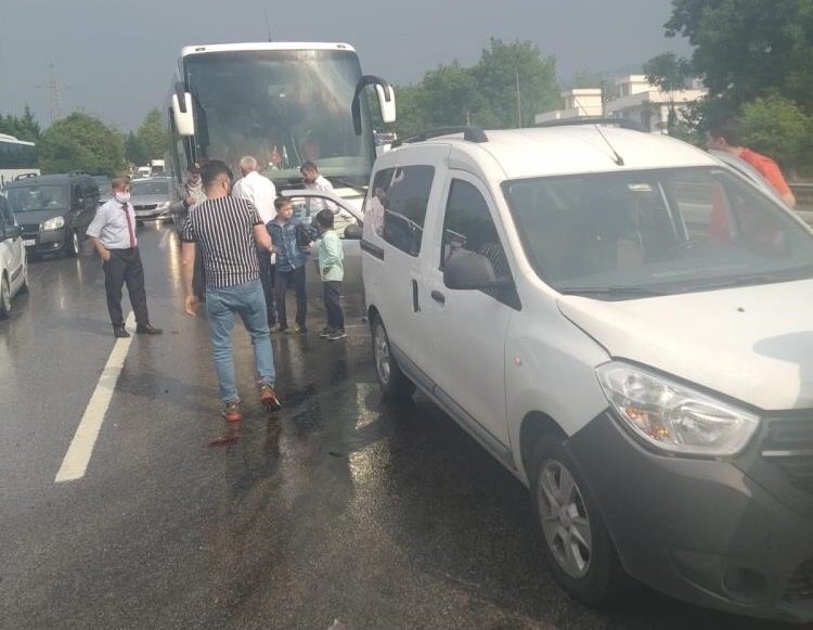 TEM’de 13 araç birbirine girdi: 5 yaralı