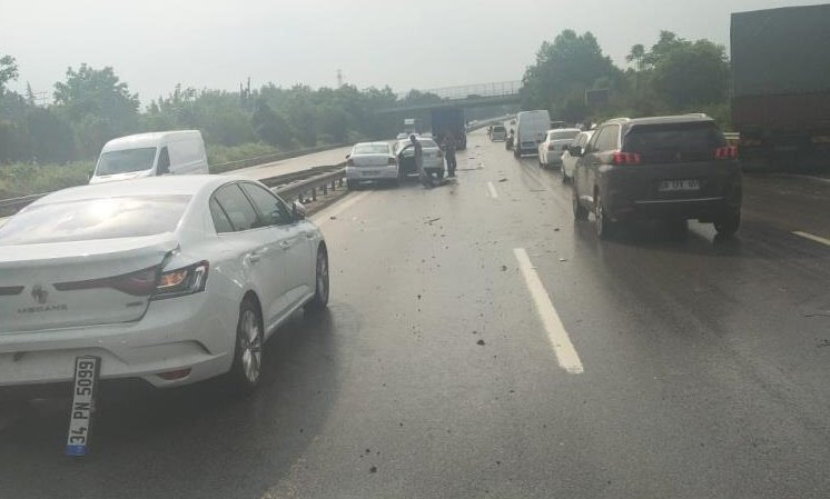 TEM’de 13 araç birbirine girdi: 5 yaralı