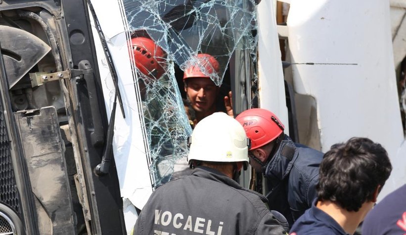 temde-ev-esyasi-tasiyan-kamyon-devrildiwnhgclfzy3