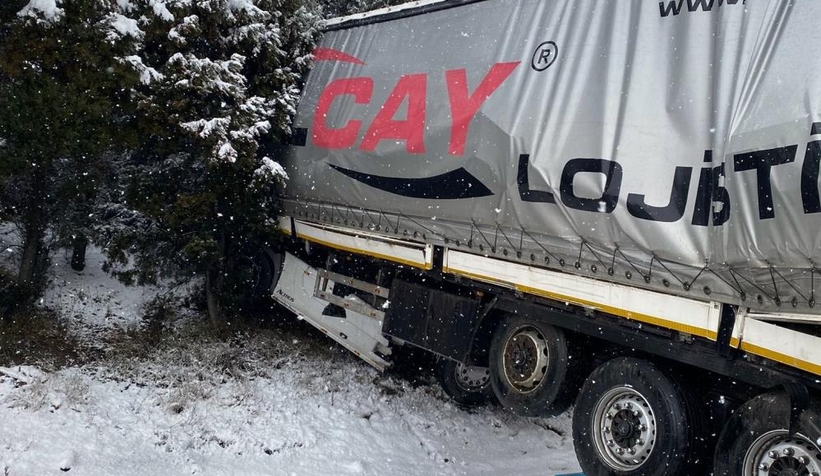 TEM’de iki tır çarpıştı, sürücü öldü