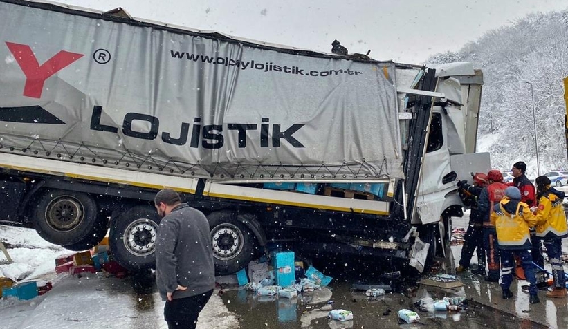 TEM’de iki tır çarpıştı, sürücü öldü