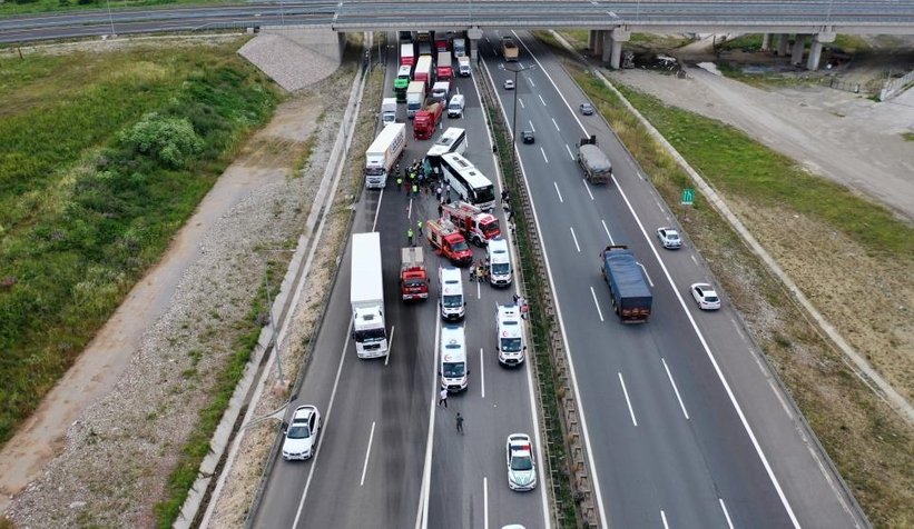 TEM’de iki yolcu otobüsü birbirine girdi: 8 yaralı
