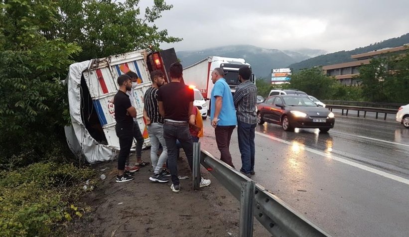 TEM’de kamyon devrildi: 3 yaralı