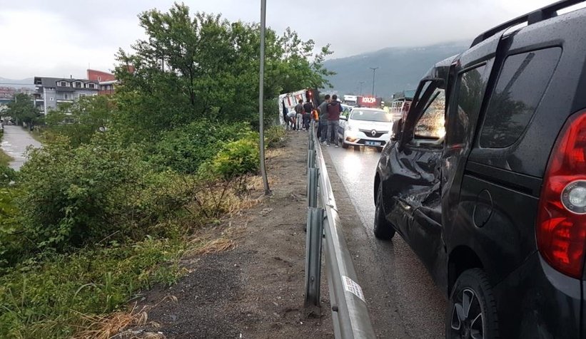 TEM’de kamyon devrildi: 3 yaralı