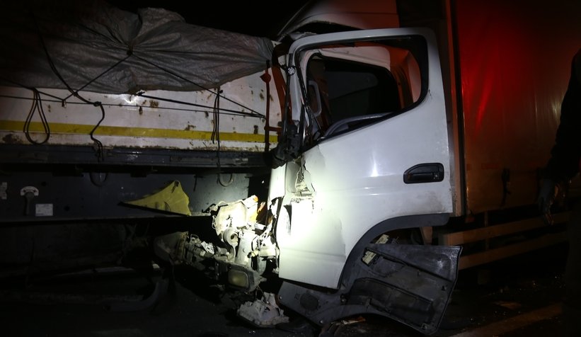 TEM’de kamyon tıra çarptı, araç kuyruğu oluştu