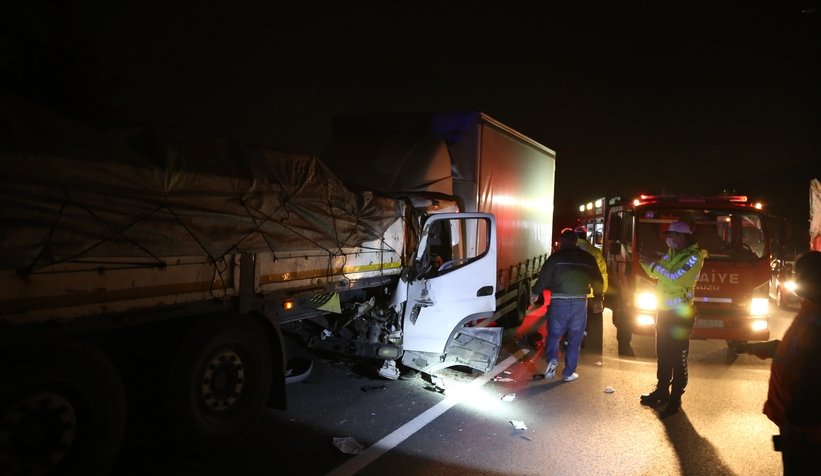 TEM’de kamyon tıra çarptı, araç kuyruğu oluştu