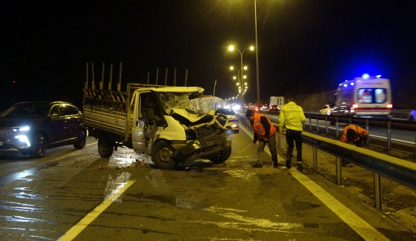 TEM’de kamyonet kaza yaptı: Kilometrelerce kuyruk oluştu