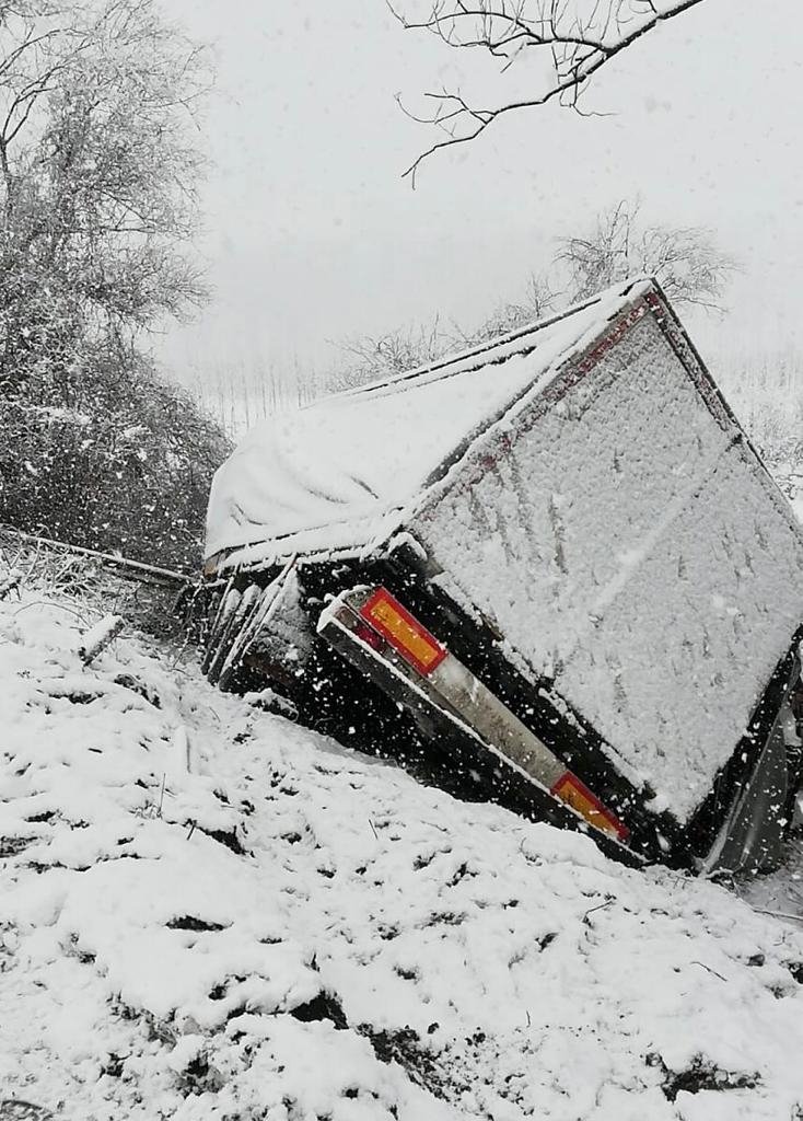 TEMde kayan tır şarampole düştü