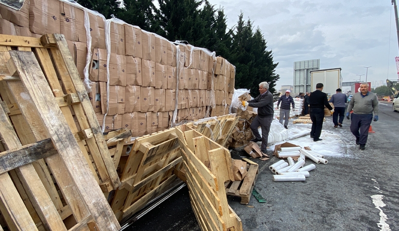 TEM’de kontrolden çıkan tır devrildi