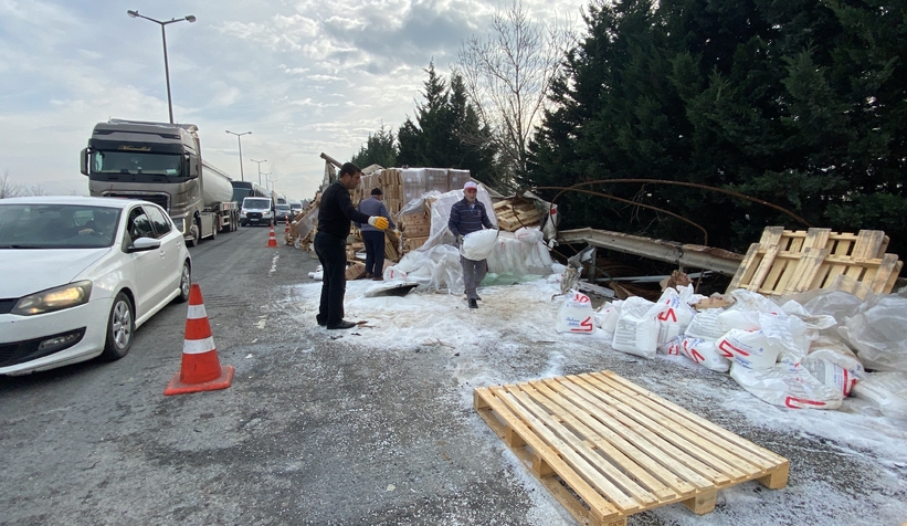 TEM’de kontrolden çıkan tır devrildi