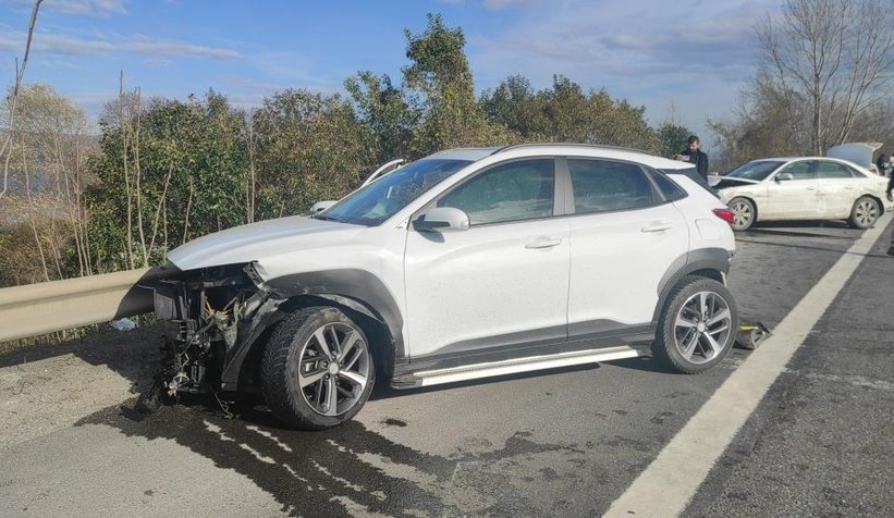 temde-luks-otomobil-ve-suv-tarzi-arac-carpisti-3-yaralibtjin3e1d2