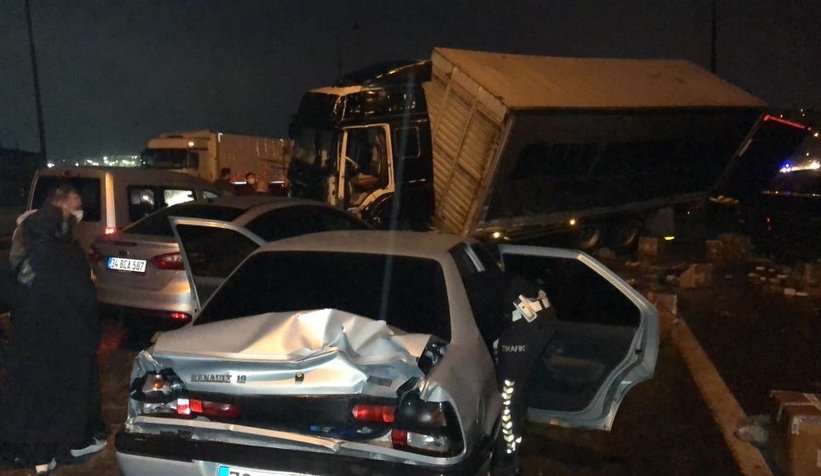 TEM’de makaslayan tır felaketİ 30 araç birbirine girdi