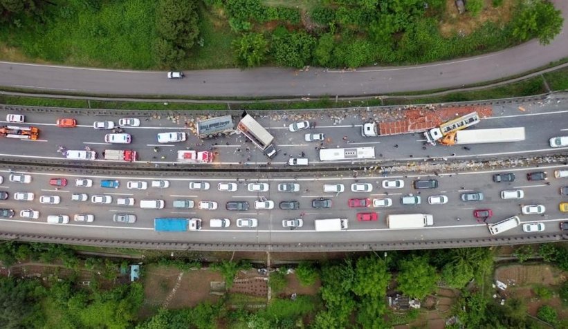 TEM’de makaslayan tır felaketİ 30 araç birbirine girdi