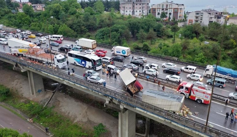 TEM’de makaslayan tır felaketİ 30 araç birbirine girdi