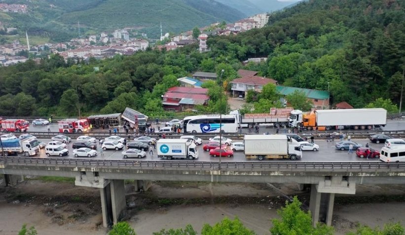 TEM’de makaslayan tır felaketİ 30 araç birbirine girdi