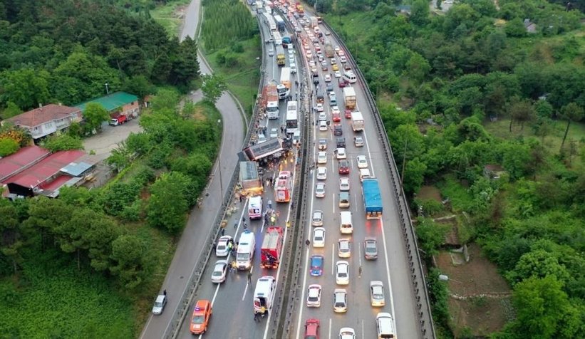 TEM’de makaslayan tır felaketİ 30 araç birbirine girdi